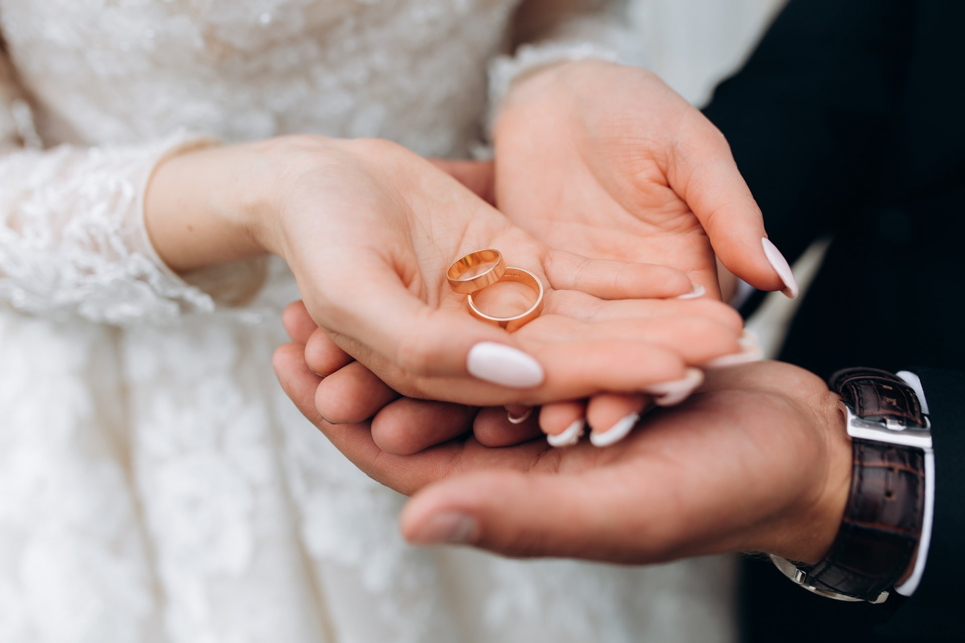 Qual a diferença entre aliança de noivado e de casamento?